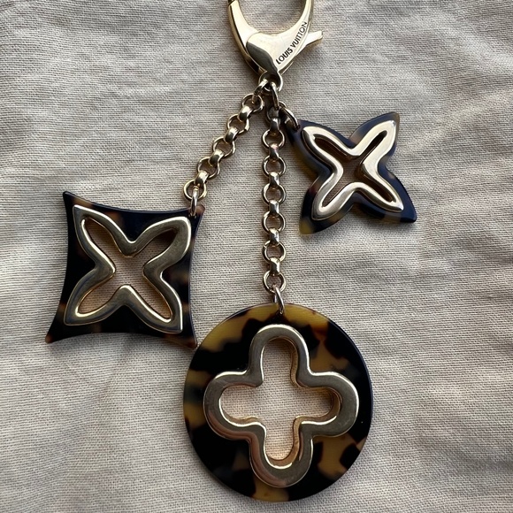 Authentic Louis Vuitton Tortoise Shell Resin Insolence Key Holder and Bag Charm - Picture 3 of 14